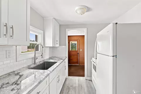 Entry Way - 9230 Crabb, Temperance, MI 48182 photo 2 of 3