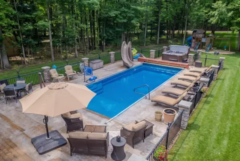 Exterior - 4074 Pineway, Gladwin, MI 48624 photo 7 of 42