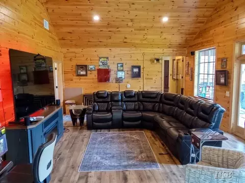 Living - 4074 Pineway, Gladwin, MI 48624 photo 7 of 9