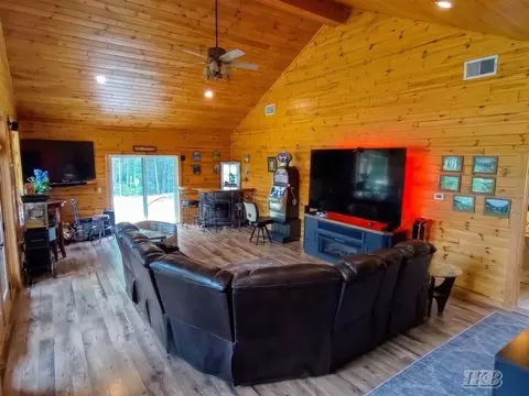 Living - 4074 Pineway, Gladwin, MI 48624 photo 6 of 9