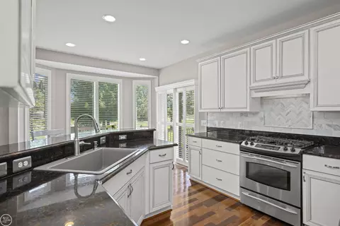 Kitchen - 22800 Amber Riv, Macomb, MI 48042 photo 5 of 6