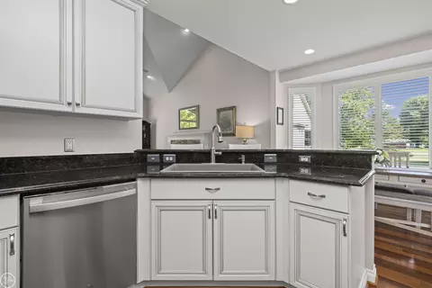 Kitchen - 22800 Amber Riv, Macomb, MI 48042 photo 3 of 6