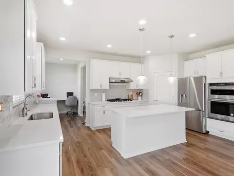 Kitchen - 49499 Hummel, Macomb, MI 48044 photo 3 of 5