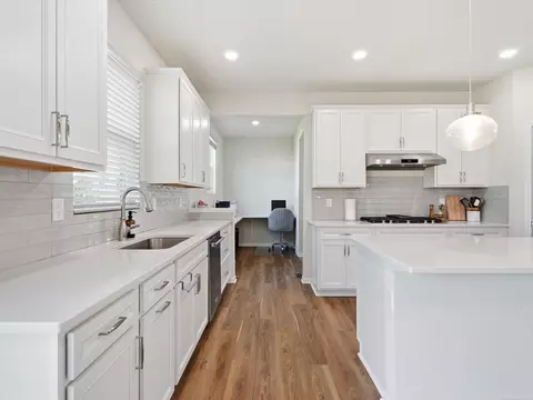 Kitchen - 49499 Hummel, Macomb, MI 48044 photo 4 of 5