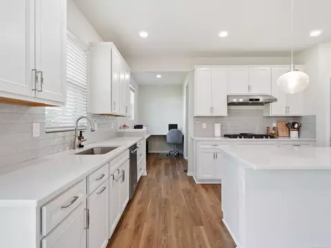 Kitchen - 49499 Hummel, Macomb, MI 48044 photo 5 of 6