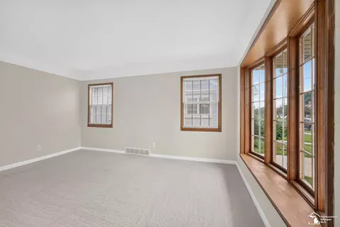 Living - 17606 Valade, Riverview, MI 48193 photo 2 of 2