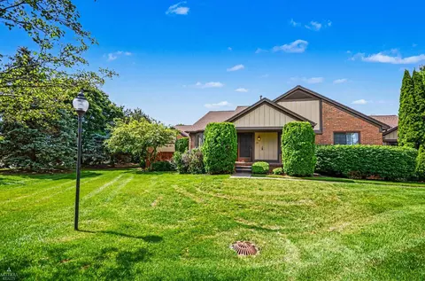32 Meadow Wood, Rochester Hills, MI 48307