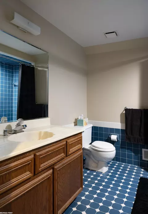 Bath - 48315 Walden, Macomb, MI 48044 photo 2 of 3