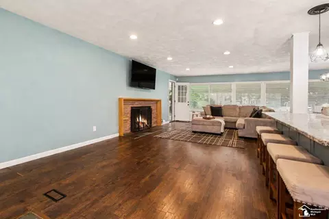 Living - 330 Cole, Monroe, MI 48162 photo 4 of 6