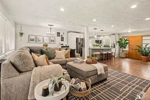 Living - 330 Cole, Monroe, MI 48162 photo 6 of 6