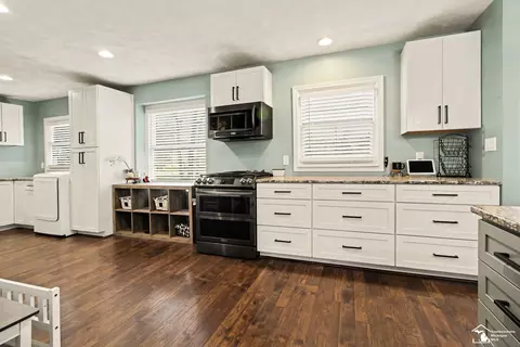 Kitchen - 330 Cole, Monroe, MI 48162 photo 5 of 5
