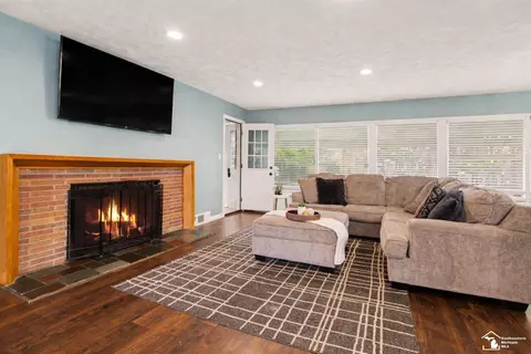 Living - 330 Cole, Monroe, MI 48162 photo 5 of 6