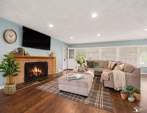 Living - 330 Cole, Monroe, MI 48162 photo 2 of 6