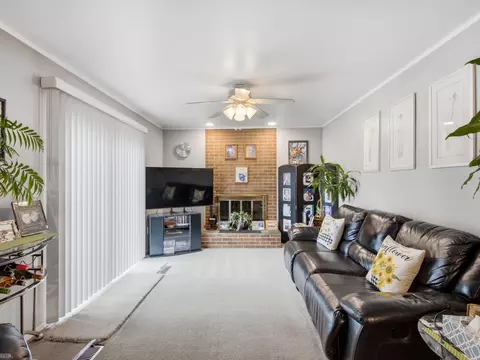 Living - 27952 Thomas, Warren, MI 48092 photo 3 of 4