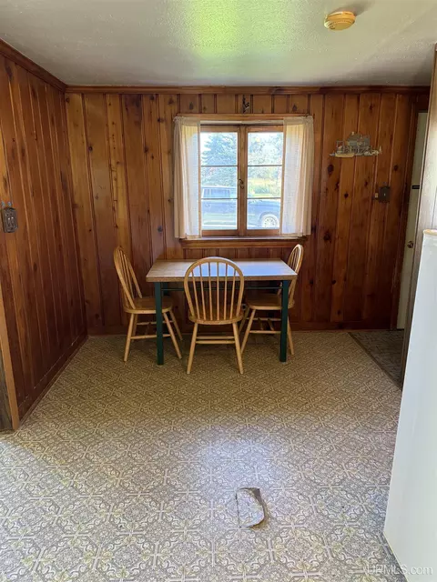 Dining - 522 E Varnum, Munising, MI 49862 photo 1 of 1