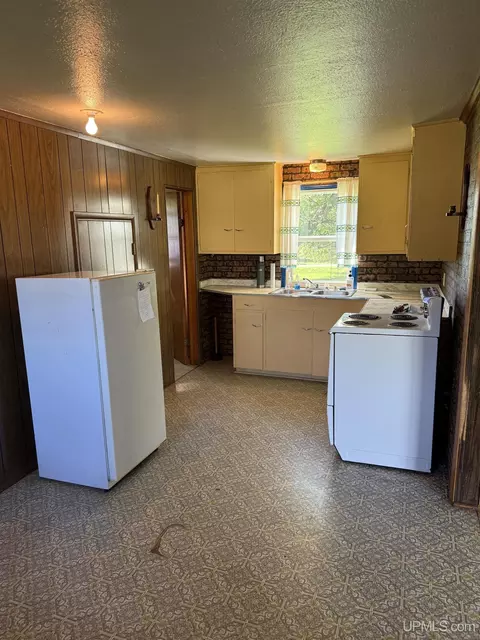 Kitchen - 522 E Varnum, Munising, MI 49862 photo 2 of 2