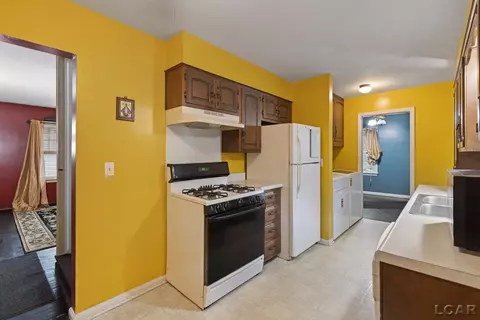 Kitchen - 355 Rogers, Adrian, MI 49221 photo 2 of 7