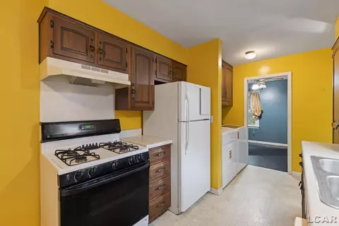 Kitchen - 355 Rogers, Adrian, MI 49221 photo 5 of 7