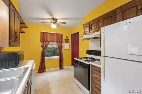 Kitchen - 355 Rogers, Adrian, MI 49221 photo 6 of 7