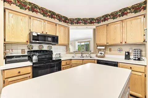 Kitchen - 47788 Meadowbrook, Macomb, MI 48044 photo 3 of 4
