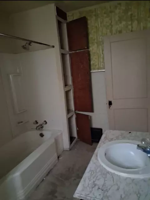 Bath - 818 E Dewey, Flint, MI 48505 photo 1 of 1