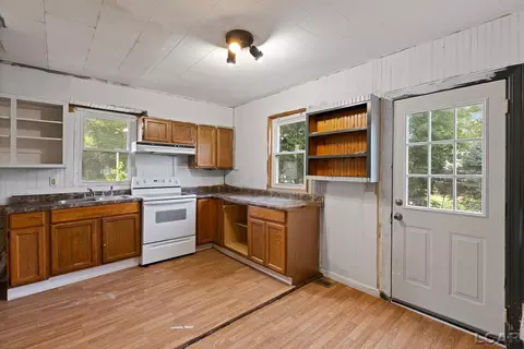 Kitchen - 318 E Hunt, Adrian, MI 49221 photo 4 of 5