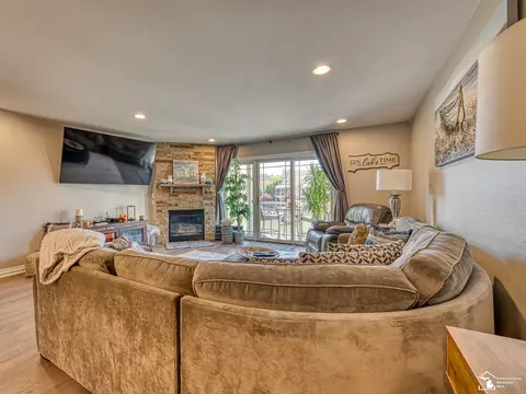 Living - 3142 Charm Hbr, Monroe, MI 48162 photo 2 of 7
