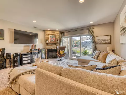 Living - 3142 Charm Hbr, Monroe, MI 48162 photo 7 of 7