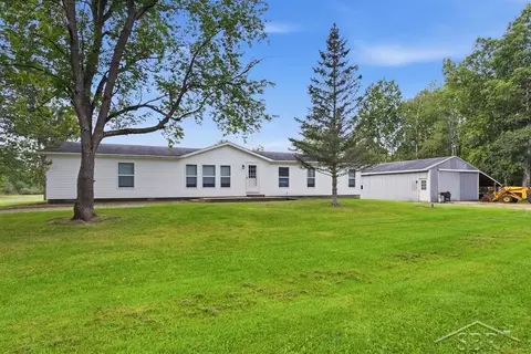 4849 N Skenes, Sanford, MI 48657