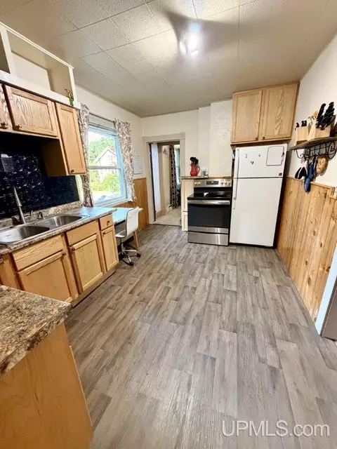Kitchen - 590 Jasper, Ishpeming, MI 49849 photo 4 of 4