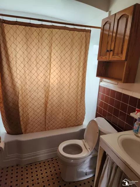 Bath - 7520 Harding, Taylor, MI 48180 photo 1 of 4
