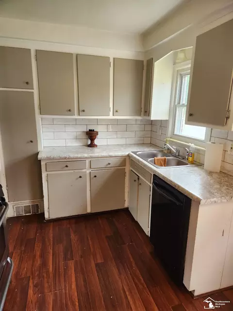 Kitchen - 7520 Harding, Taylor, MI 48180 photo 4 of 5