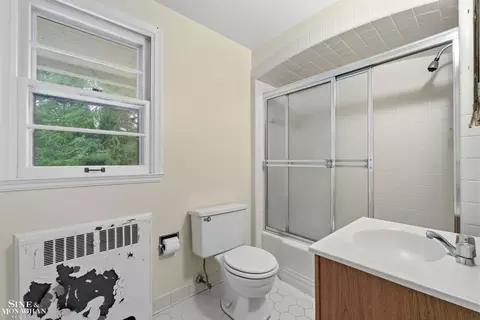 Bath - 41 Beacon Hl, Grosse Pointe Farms, MI 48236 photo 4 of 4