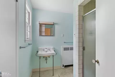 Bath - 41 Beacon Hl, Grosse Pointe Farms, MI 48236 photo 3 of 4