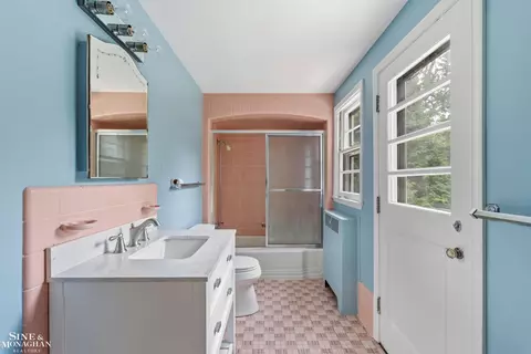 Bath - 41 Beacon Hl, Grosse Pointe Farms, MI 48236 photo 2 of 4