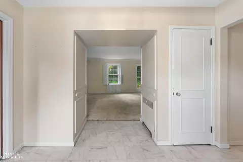 Entry Way - 41 Beacon Hl, Grosse Pointe Farms, MI 48236 photo 2 of 5