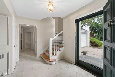 Entry Way - 41 Beacon Hl, Grosse Pointe Farms, MI 48236 photo 1 of 5