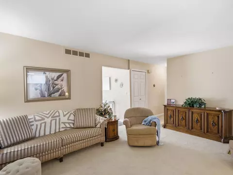 Living - 2982 Roundtree, Troy, MI 48083 photo 3 of 4