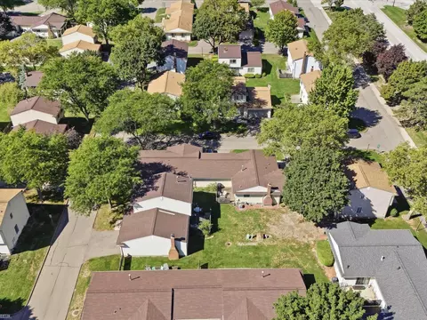 View/Area - 2982 Roundtree, Troy, MI 48083 photo 5 of 9
