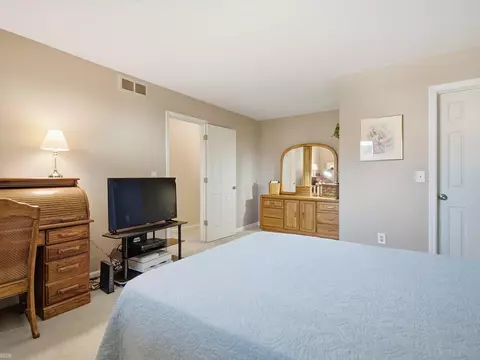 Bedroom - 2982 Roundtree, Troy, MI 48083 photo 5 of 5