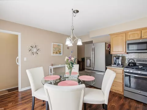 Dining - 2982 Roundtree, Troy, MI 48083 photo 2 of 3