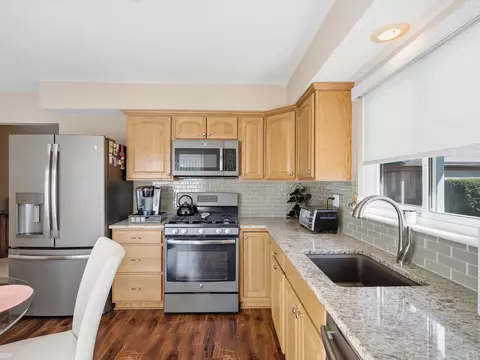 Kitchen - 2982 Roundtree, Troy, MI 48083 photo 2 of 3