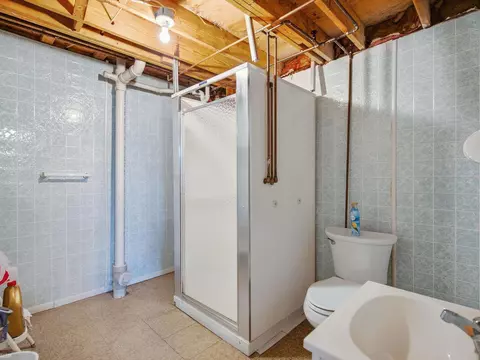 Bath - 2982 Roundtree, Troy, MI 48083 photo 2 of 2