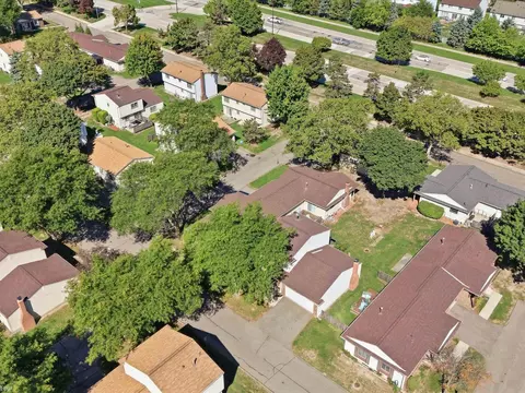 View/Area - 2982 Roundtree, Troy, MI 48083 photo 6 of 9