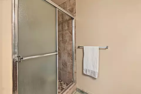 Bath - 52268 Naugatuck, Macomb, MI 48042 photo 2 of 5