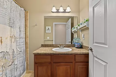 Bath - 52268 Naugatuck, Macomb, MI 48042 photo 4 of 5