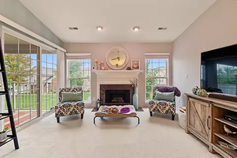 Living - 52268 Naugatuck, Macomb, MI 48042 photo 2 of 2