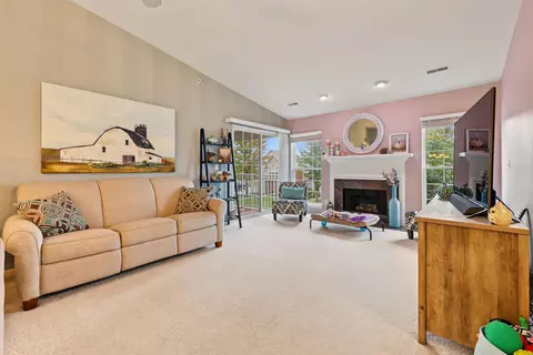 Living - 52268 Naugatuck, Macomb, MI 48042 photo 1 of 2