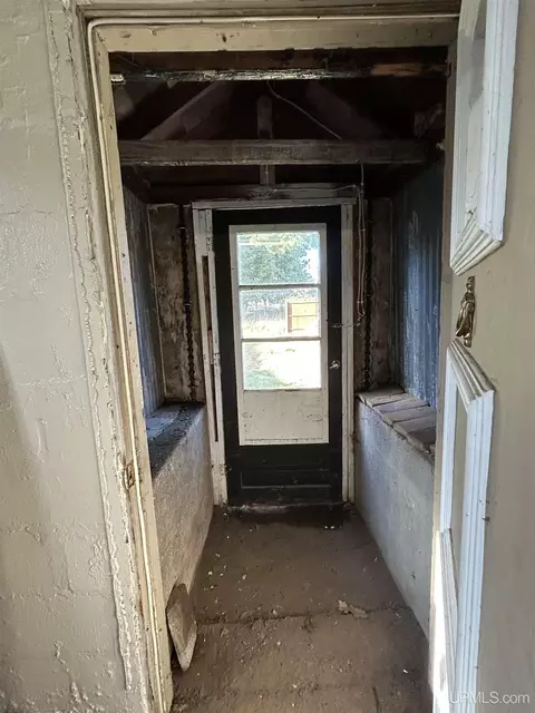 Entry Way - 745 Wabash, Ishpeming, MI 49849 photo 2 of 2