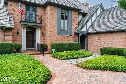 Exterior - 121 Vendome, Grosse Pointe Farms, MI 48236 photo 2 of 10